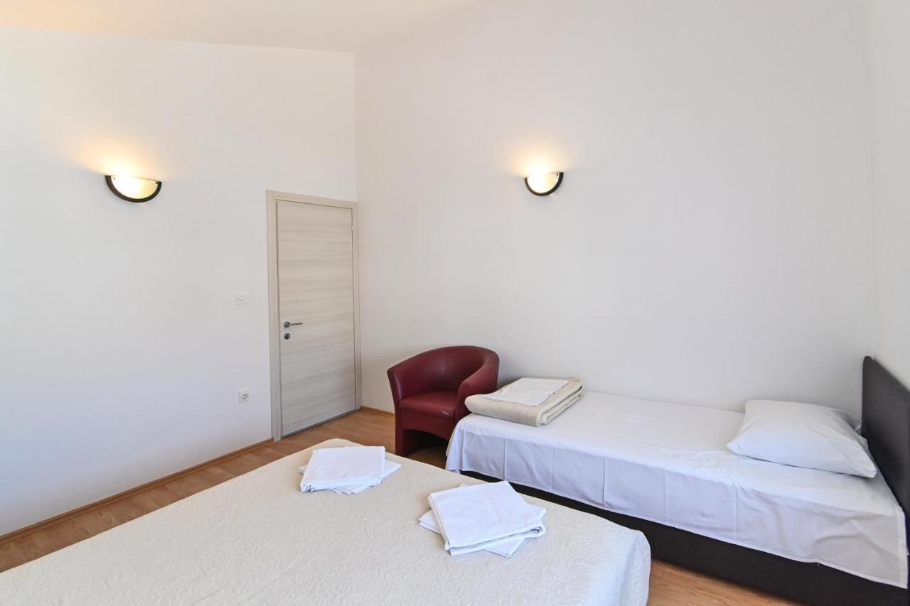Apartments Andrea I Башка Екстер'єр фото